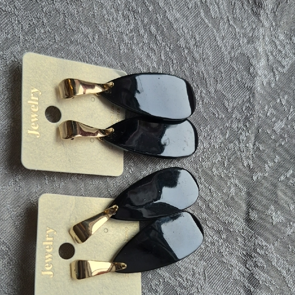 Elegant Black and Gold Pierced Earrings (J23)